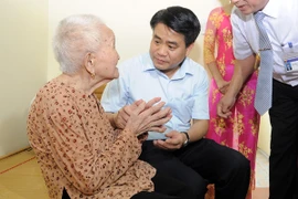 Chủ tịch UBND TP Hà Nội thăm hỏi người có công