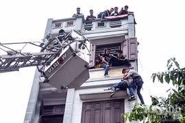 Giải cứu thành công người đàn ông ngồi trên gờ tường tầng 5