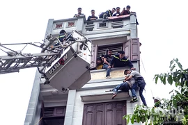 Giải cứu thành công người đàn ông ngồi trên gờ tường tầng 5
