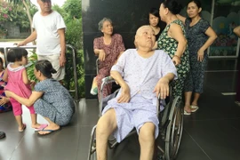 Cụ bà may mắn thoát chết khi chung cư bốc cháy