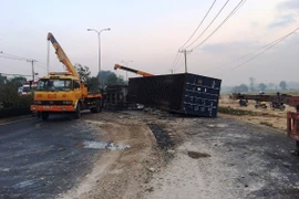 Xe container lật nhào sau khi ủi văng hàng chục mét dải phân cách