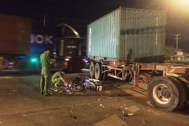 Xe máy kẹp 3 đâm vào hông container, 2 người chết