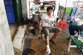 Sau tai nạn giao thông, 2 người đi ôtô đuổi đánh nạn nhân trọng thương