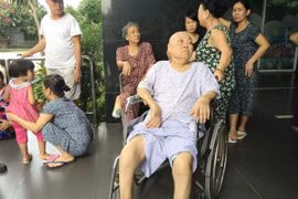 Cụ bà may mắn thoát chết khi chung cư bốc cháy