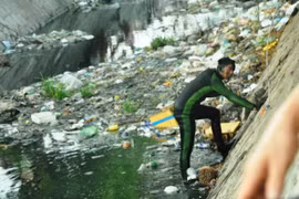 Người nhái lặn 200m dưới kênh đen ngòm ô nhiễm để tìm két sắt