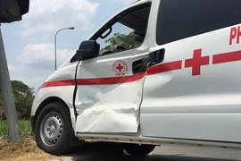 Xe cấp cứu chở bé trai chuyển viện bị xe ben húc văng