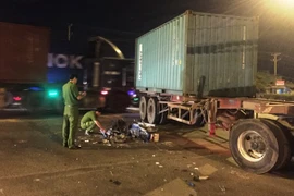 Xe máy kẹp 3 đâm vào hông container, 2 người chết