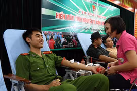 Tuổi trẻ Công an Thủ đô hiến máu vì cộng đồng: Một giọt máu cho đi...