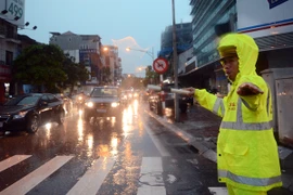 Lực lượng Công an Hà Nội ứng trực trong mưa gió để giúp dân