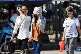 Sĩ tử đội nắng đổ về Hà Nội dự thi