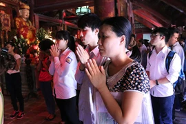 Làm thủ tục dự thi xong, sĩ tử đổ về Văn Miếu cầu may