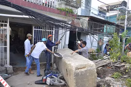 Cả chục khối bê tông lăn ào ào vào nhà dân