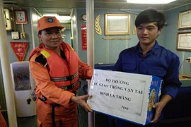 Giải cứu thành công 7 thuyền viên gặp nạn tại quần đảo Hoàng Sa