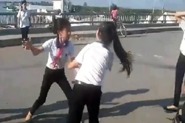 Công an bắn chỉ thiên giải tán đám đông vụ hai nữ sinh đánh nhau