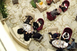 Nữ sinh viên ở Bắc Kinh lén lút bán... trứng