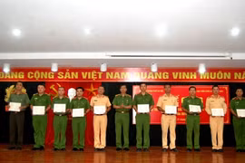 Trao bằng cử nhân cho 178 học viên hệ vừa học vừa làm