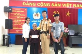 CSGT giúp cụ bà đi lạc về gia đình trong ngày 20-10