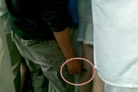 Bảo vệ nhà tù quay lén dưới váy phụ nữ để…giảm stress