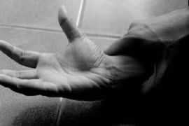 Con trai loạn thần đâm chết mẹ già