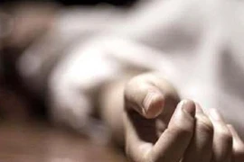 Lẻn vào nhà, cứa cổ vợ đang nằm ngủ 