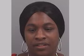 Mâu thuẫn, đổ cả nồi súp đang sôi vào đầu bạn trai 