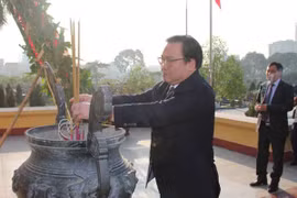 Lãnh đạo thành phố Hà Nội dâng hương tưởng nhớ các Anh hùng liệt sĩ