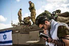 Toán lính Israel bị xe tải lao trúng gây thương vong nghiêm trọng