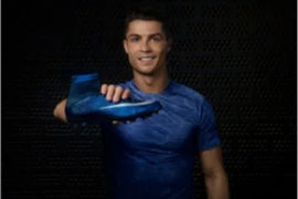 Ronaldo "lướt" Twitter cũng đủ tiền mua lâu đài