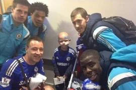 Terry thể hiện nghĩa cử với fan nhí xấu số của Chelsea