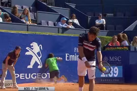 Cậu bé nhặt bóng gặp sự cố hy hữu tại giải Barcelona mở rộng