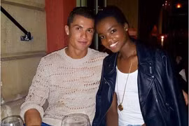 Ronaldo khoe ảnh ăn tối với siêu mẫu của Victoria’s Secret