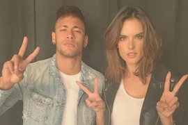 Thi đấu sa sút, Neymar vẫn mải mê với người đẹp và thời trang