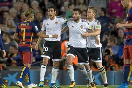 Cay cú vì thất bại, Neymar tát cầu thủ của Valencia