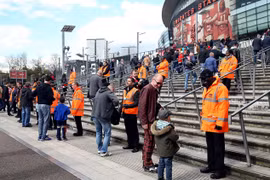 CĐV của Arsenal xô xát với nhân viên an ninh