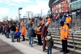 CĐV của Arsenal xô xát với nhân viên an ninh