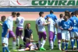 Cầu thủ bị bay mất 3 chiếc răng, trọng tài vẫn làm ngơ