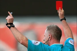 Thủ môn bị truất quyền thi đấu chỉ sau 11 giây