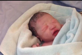 Khoảnh khắc kỳ diệu đầy xúc động khi mầm sống chào đời