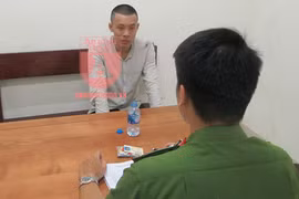 [VIDEO] Toàn cảnh vụ đối tượng cầm hung khí cố thủ trên mái nhà bị CSHS quật ngã