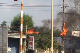 Đường dây điện 110KV dọc quốc lộ bốc cháy dữ dội