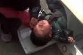 Bé trai 5 tuổi tử vong trong ô tô, nghi ngạt khí