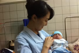 Nữ tình nguyện viên Nhật giúp sức cứu sống mẹ con sản phụ bị tai biến hiếm gặp