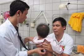 Bé sơ sinh bị virus sởi tấn công trực tiếp vào phổi