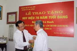 Trao tặng Huy hiệu 75 năm, 70 năm tuổi Đảng cho hai lão thành cách mạng
