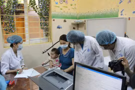 Bộ trưởng Bộ Y tế thị sát, động viên y bác sĩ và bệnh nhân tại tâm dịch sởi