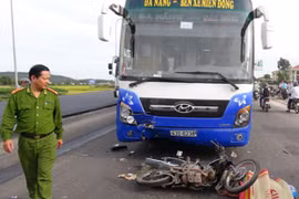 Va chạm giữa xe khách và xe máy làm 1 người tử vong