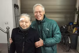 Bị lạc trong đêm Noel, cụ bà được CSGT tìm thấy, đưa về với người thân