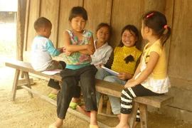 Lời ru buồn ở những bản làng: Lên chức bà ngoại khi mới 26 tuổi