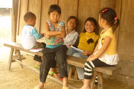 Lời ru buồn ở những bản làng: Lên chức bà ngoại khi mới 26 tuổi