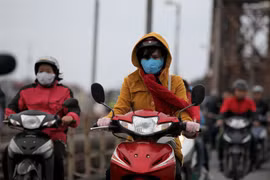 Hà Nội trời rét 12 độ C, miền Trung tiếp tục mưa lớn